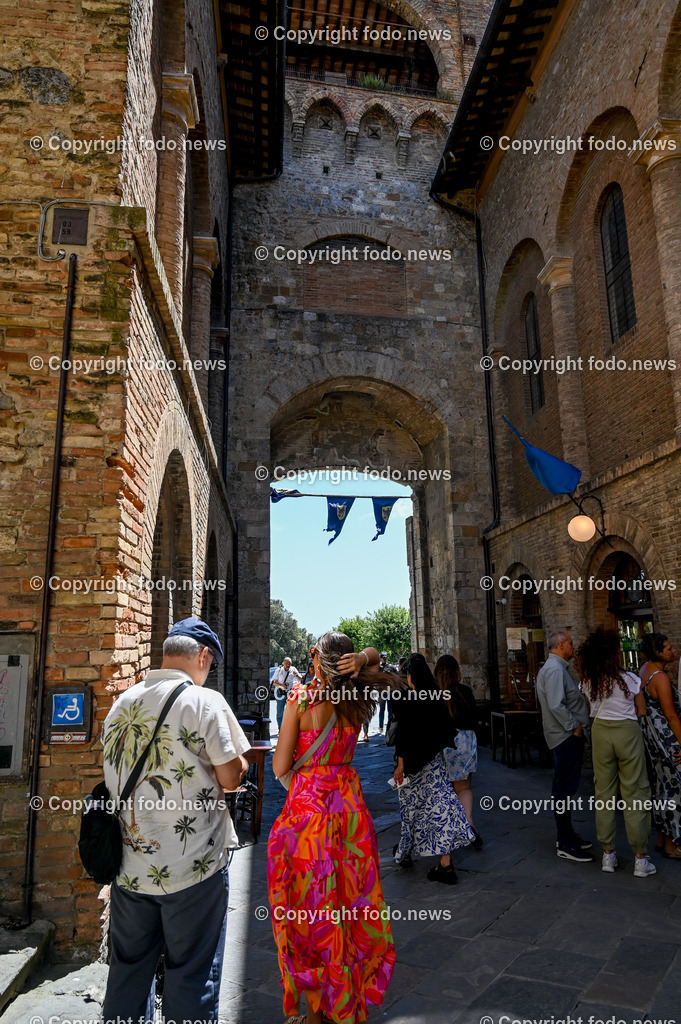 Italien_ Toskana_ San Gimignano_ 31.05.2024-90 | 31.05.2024, Italien, ITA, Toskana, San Gimignano im Bild Stadtansichten Gebäude, Architektur, Touristen, Historisch, Souvenir, Ansichten der berühmten Stadt San Gimignano in der Toskana-Italien - View of the famous town San Gimignano in Tuscany-ItalySan Gimignano ist eine italienische Kleinstadt in der Toskana mit einem mittelalterlichen Stadtkern. San Gimignano wird auch die Stadt der Türme genannt. Die Stadt liegt in der Provinz Siena. Sie gehört neben Florenz, Siena und Pisa zu den von Touristen meist besuchten Zielen in der Toskana.