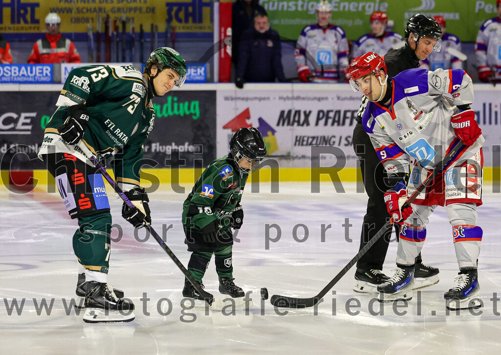 2025-11-30_047_TSV_Erding_gegen_EC_Peiting | Erding, Deutschland, 30.11.2025:Eishockey, Oberliga Süd 2025 / 2026, 22. Spieltag, TSV Erding gegen EC Peiting, Endergebnis: 5:1Pascal Steck (Erding Gladiators, #73), Justin Maylan (EC Peiting, #9)Foto: Christian Riedel / fotografie-riedel.net