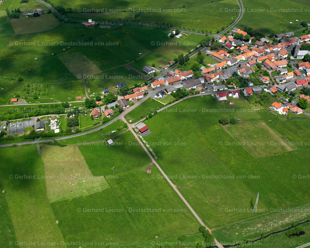 2615291 | CRAINFELD 09.06.2006 Landwirtschaftliche Nutzflächen und Feldgrenzen  umsäumen das Siedlungsgebiet des Dorfes in Crainfeld im Bundesland Hessen, Deutschland // Agricultural land and field boundaries surround the settlement area of the village  in Crainfeld in the state Hesse, Germany Foto: Gerhard Launer