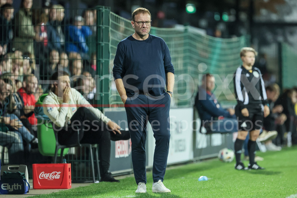 Fussball, Google Pixel Frauen-Bundesliga, RB Leipzig - SV Werder Bremen | v.li.: Thomas Horsch (Trainer, Cheftrainer, SV Werder Bremen), DIE DFB-RICHTLINIEN UNTERSAGEN JEGLICHE NUTZUNG VON FOTOS ALS SEQUENZBILDER UND/ODER VIDEOÄHNLICHE FOTOSTRECKEN. DFB REGULATIONS PROHIBIT ANY USE OF PHOTOGRAPHS AS IMAGE SEQUENCES AND/OR QUASI-VIDEO.