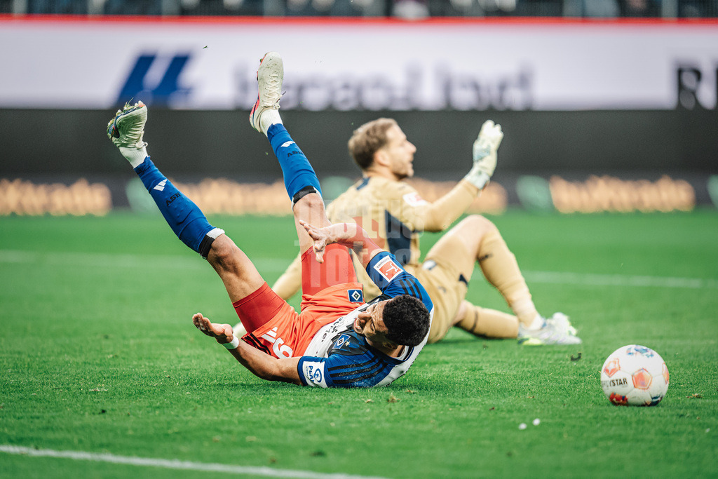 Fußball | Männer | Saison 2025/2026 | 1. Fußball-Bundesliga | 31. Spieltag | Hamburger SV vs. TSG Hoffenheim | 25.04.2026 | Robert Glatzel (#9, HSV) wurde von Oliver Baumann (#1, TSG Hoffenheim) gefoult