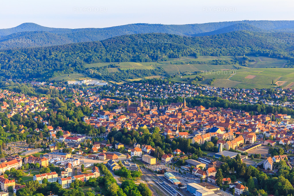 Vue aérienne: Vue de la ville depuis le sud-est à Wissembourg dans le département Bas Rhin, France – .Photo: IMG_100654.jpg prise le 02/06/2017 par Werner Riehm/FLY-FOTO.eu – Résolution de l'original: 5472 x 3648 px