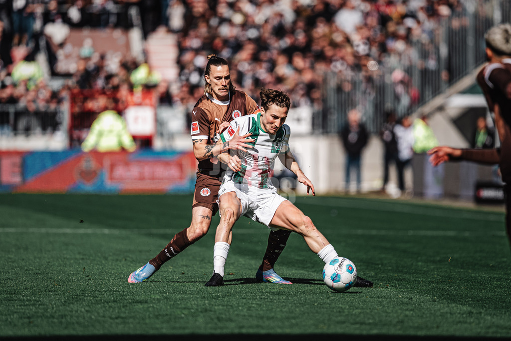 Fußball | Männer | Saison 2024/2025  | Fußball-Bundesliga | 28. Spieltag | FC St. Pauli vs. Borussia Mönchengladbach | 06.04.2025 | v.l. Jackson Irvine (#7, FC St. Pauli) gegen Rocco Reitz (#27, Borussia Mönchengladbach)