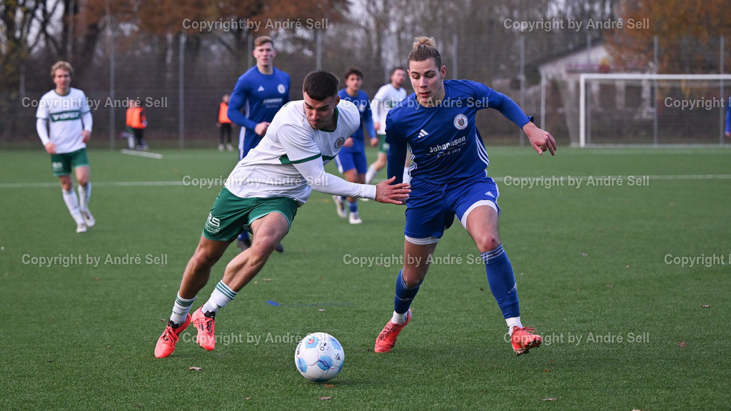 PSV Neumünster vs Oldenburger SV | Tim Möller (PSV #21) / Luca Neumann (Oldenburg #32)Fußball-Oberliga Männer 2024/2025 / PSV Neumünster vs Oldenburger SV / Kunstrasenplatz Städtisches Stadion / Neumünster / 23.11.24 - Realisiert mit Pictrs.com