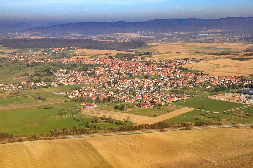 Vue aérienne: Vue de la ville depuis le sud-est, au-delà de la D263 à Surbourg dans le département Bas Rhin, France – .Photo: IMG_62751.jpg prise le 09/03/2014 par Werner Riehm/FLY-FOTO.eu – Résolution de l'original: 4752 x 3168 px