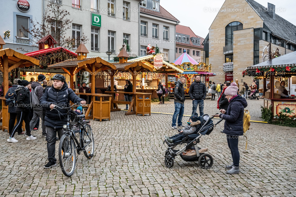 10049-12534 - Weihnachtsmarkt in Halberstadt | Stockfoto und Bilderpool mit Bildmaterial aus Deutschland, dem Harz, Halberstadt, Quedlinburg, Wernigerode und weltweit. Qualitativ hochwertige und professionelle Fotos anschauen und kaufen. - Realisiert mit Pictrs.com