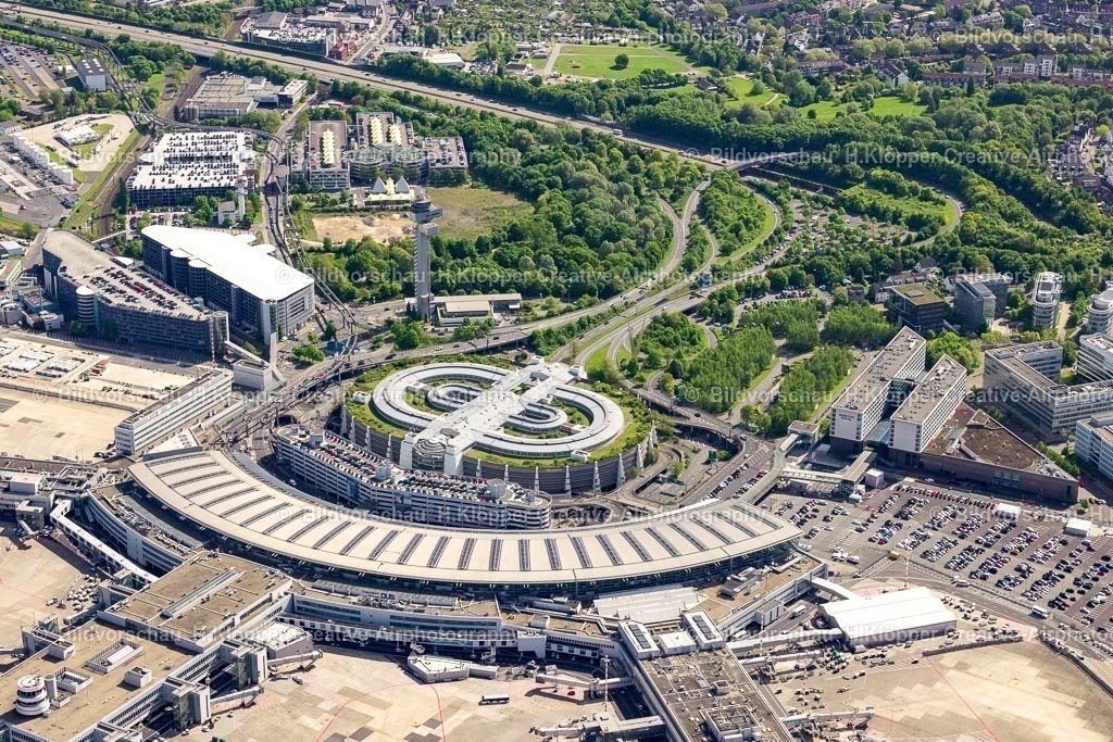 Luftbild Düsseldorf-2077 | Luftaufnahme Abfertigungs- Gebäude und Terminals auf dem Gelände des Flughafen in Düsseldorf - Realisiert mit Pictrs.com