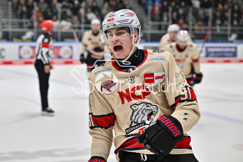 Augsburger Panther - Nürnberg Ice Tigers | Jubel nach dem Ausgleich zum 3-3 durch Jeremy McKENNA (Nürnberg Ice Tigers #91) / Tor / Treffer / Feude Happy / Torschuetze / DEL: Augsburger Panther - Nuernberg Ice Tigers, Curt Frenzel Stadion am 03.01.2025