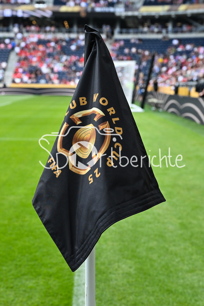 FC Bayern München - TQL Stadium | Es ist angerichtet - das TQL Stadium im Cincinnati wartet auf der erste Gruppenspiel des FC Bayern bei der diesjaehrigen Club WM / Eckfahne / Symbolbild / FIFA Club World Cup: FC Bayern Muenchen - Auchkland City FC, TQL Stadium am 15.06.2025 / NOT FOR SALE IN USA