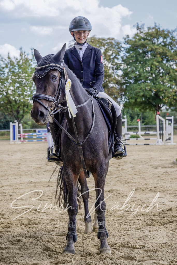 20250906-_3LI6568 | Tierfotografie Pferde, Hunde, Katzen, Haustiere.
Turnierfotografie Reitturniere, Reiten, Springreiten, Dressur in Hanau, dem Main-Kinzig-Kreis und dem Rhein-Main- Gebiet um Frankfurt