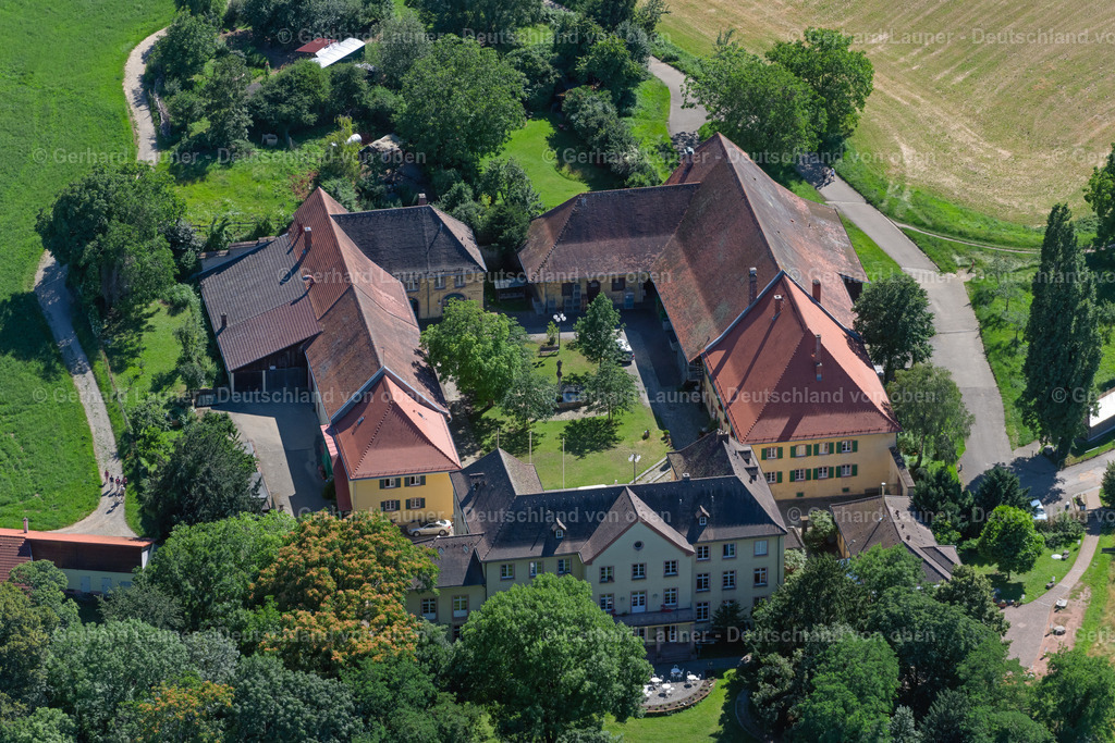 4033665 | MERZHAUSEN 30.06.2020 Palais des Jesuitenschloss mit Stiftungsweingut Freiburg in Merzhausen im Bundesland Baden-Württemberg, Deutschland. Weiterführende Informationen bei: Heiliggeistspitalstiftung Freiburg i. Br. Stiftungsweingut. // Palace Stiftungsweingut Freiburg Jesuitenschloss in Merzhausen in the state Baden-Wurttemberg, Germany. Further information at: Heiliggeistspitalstiftung Freiburg i. Br. Stiftungsweingut. Foto: Gerhard Launer