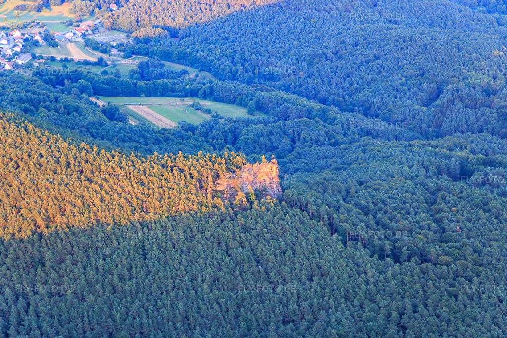 Luftbild: Rötzenfels im Ortsteil Gossersweiler in Gossersweiler-Stein im Bundesland Rheinland-Pfalz in Deutschland. Foto: IMG_109267.jpg vom 27.07.2018 durch Werner Riehm/FLY-FOTO.de