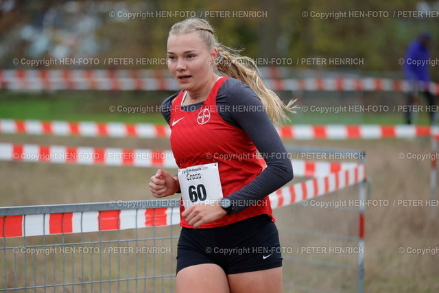 20241117-_11A0892-cross-darmstadt-HEN-FOTO | 17.11.2024 39. Darmstadt Crosslauf mit EM Cross Staffel Qualifikation hier Lauf 2 über 4300m weiblich Pauline MEYER (60 / TSV Bayer 04 Leverkusen) führt auf der ersten Runde (Foto: Peter Henrich) - Realisiert mit Pictrs.com