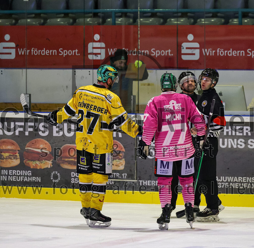 2025-10-28_087_TSV_Erding_gegen_Toelzer_Loewen | Erding, Deutschland, 28.10.2025:Eishockey, Oberliga Süd 2025 / 2026, 13. Spieltag, TSV Erding gegen Tölzer Löwen, Endergebnis: 2:5Sandro Schönberger (Tölzer Löwen, #27), Philipp Michl (Erding Gladiators, #77)Foto: Christian Riedel / fotografie-riedel.net