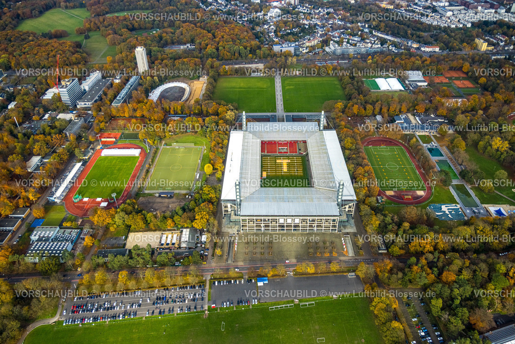 Koeln231100535RheinEnergieSTADION | Luftbild, Bundesligastadion RheinEnergieStadion
des 1. FC Köln, ehemals Müngersdorfer Stadion Fußballplatz und Trainingsplätze umgeben von herbstlichen Laubbäumen, hinten das Radstadion Köln Baustelle mit Umbau Sportstätte Albert-Richter-Bahn, Müngersdorf, Köln, Rheinland, Nordrhein-Westfalen, Deutschland
