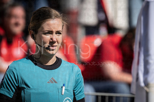 Google Pixel Frauen-Bundesliga; Bayer 04 Leverkusen - SC Freiburg, 26.04.2026 | Linienrichterin Lea Bramkamp; Bayer 04 Leverkusen - SC Freiburg an Spieltag 23 der Google Pixel Frauen-Bundesliga am 26.04.2026 im Ulrich-Haberland-Stadion in Leverkusen (Nordrhein-Westfalen). DFL REGULATIONS PROHIBIT ANY USE OF PHOTOGRAPHS AS IMAGE SEQUENCES AND/OR QUASI-VIDEO.