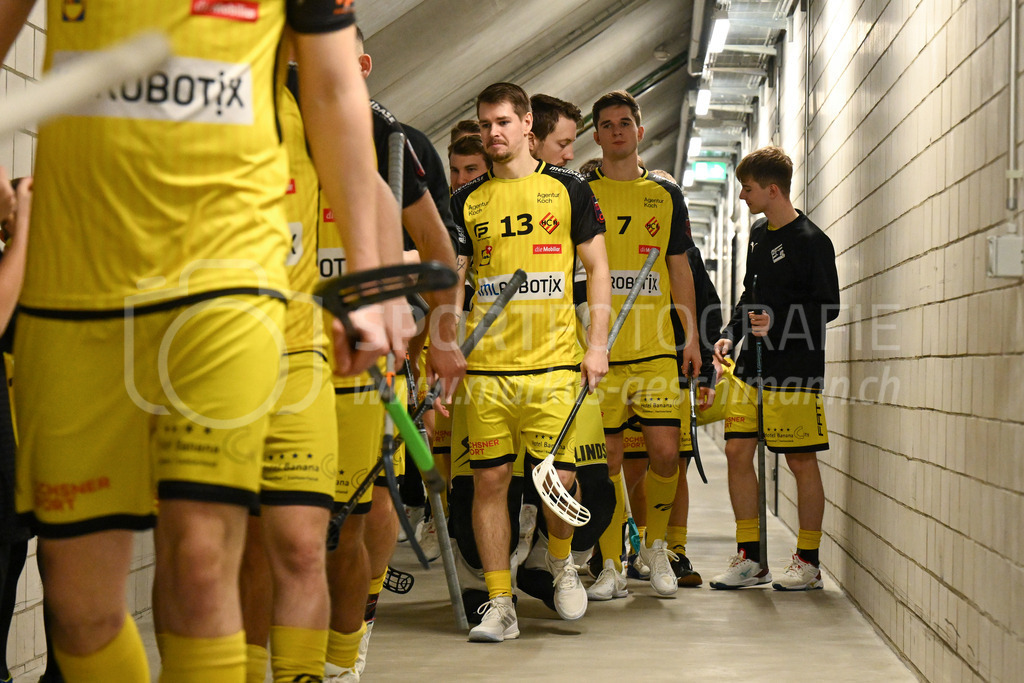 HC Rychenberg vs Floorball Köniz - 18. Dezember 2022 | HC Rychenberg vs Floorball Köniz
AXA Arena, Winterthur
Claudio Mutter (#13 HC Rychenberg) und Levin Conrad (#7 HC Rychenberg) vor dem Spiel.
Bild: Sportfotografie Markus Aeschimann | www.markus-aeschimann.ch - Realisiert mit Pictrs.com