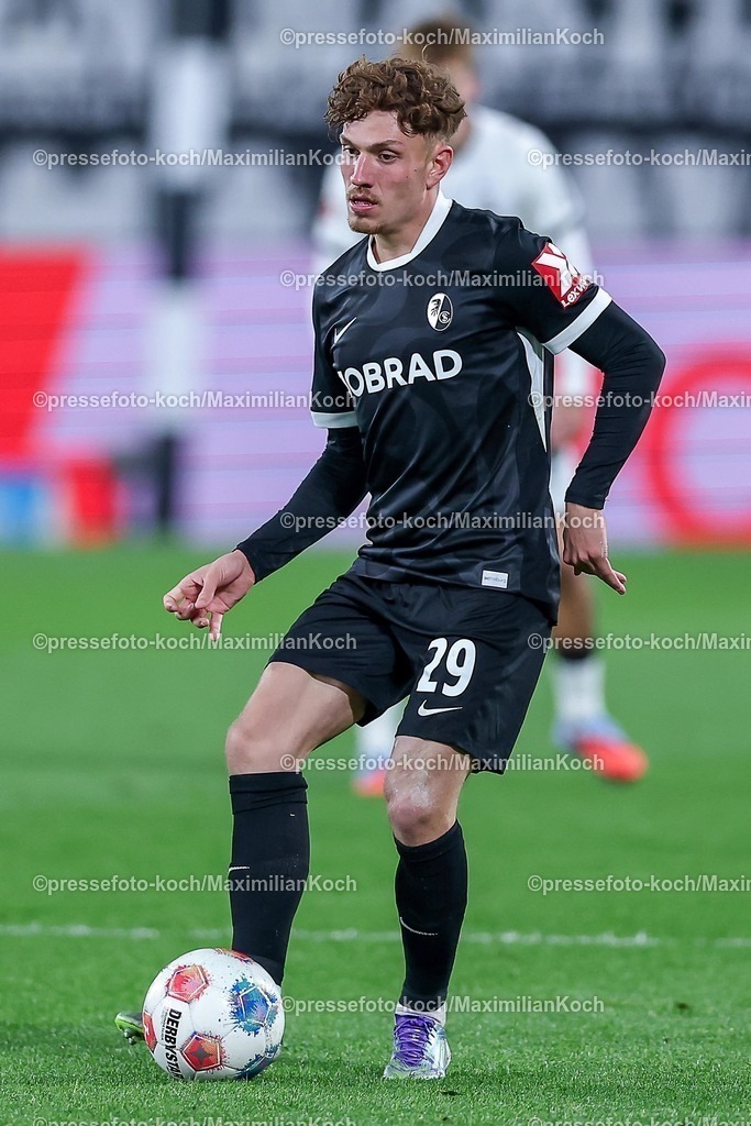 BMG05102502154 | 05.10.2025, Fußball, Borussia Mönchengladbach - SC Freiburg, 1. Fußball Bundesliga, Borussia-Park, Saison 2025 2026: Philipp Treu&nbsp;(SC Freiburg #29) DFB regulations prohibit any use of photographs as image sequences and or quasi-video.