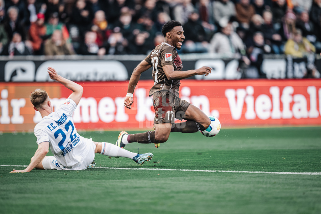 Fußball | Männer | Saison 2023/2024 | 2. Fußball-Bundesliga | 31. Spieltag | FC St. Pauli vs. FC Hansa Rostock | 26.04.2024 | Oladapo Afolayan (#17, FC St. Pauli) wird zu Boden gebracht von Jasper van der Werff (#22, FC Hansa Rostock)