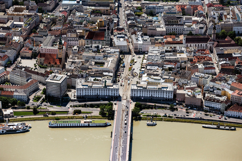 dr__0092134.jpg | LINZ 14.06.2022 Platz- Ensemble im Innenstadt- Zentrum am Hauptplatz im Ortsteil Innenstadt in Linz in Oberösterreich, Österreich. 