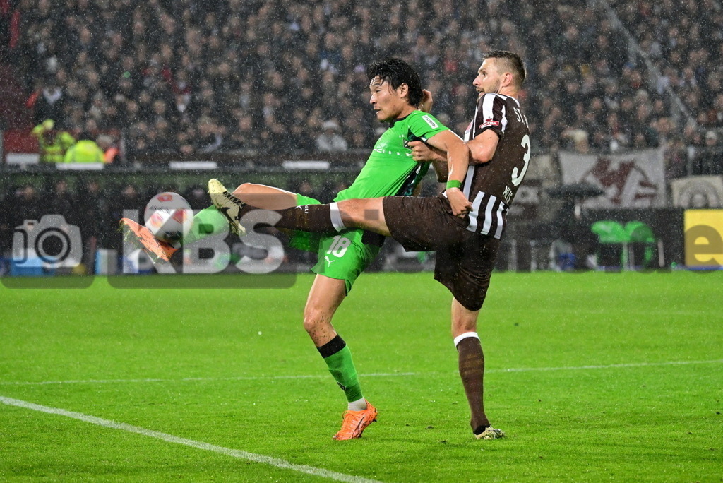 KBS Picture_FCStPauli-Gladbach_042 | v.l. Machino Shuto (Bor.Moenchengladbach) , Mets Karol (St.Pauli) ,Sportplatz :  Millerntor Stadion, - Realisiert mit Pictrs.com