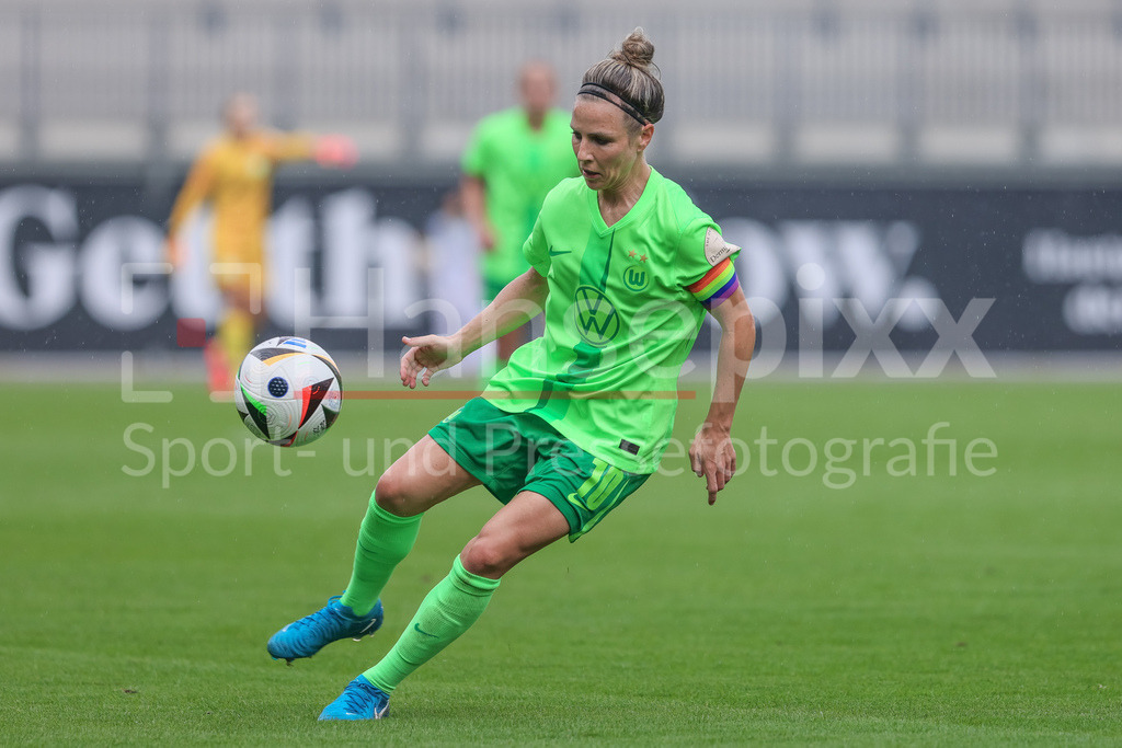 Fussball, Testspiel Frauen, VfL Wolfsburg - PSV Eindhoven | v.li.: Svenja Huth (VfL Wolfsburg, 10) am Ball, Einzelbild, Ganzkörper, Aktion, Action, Spielszene