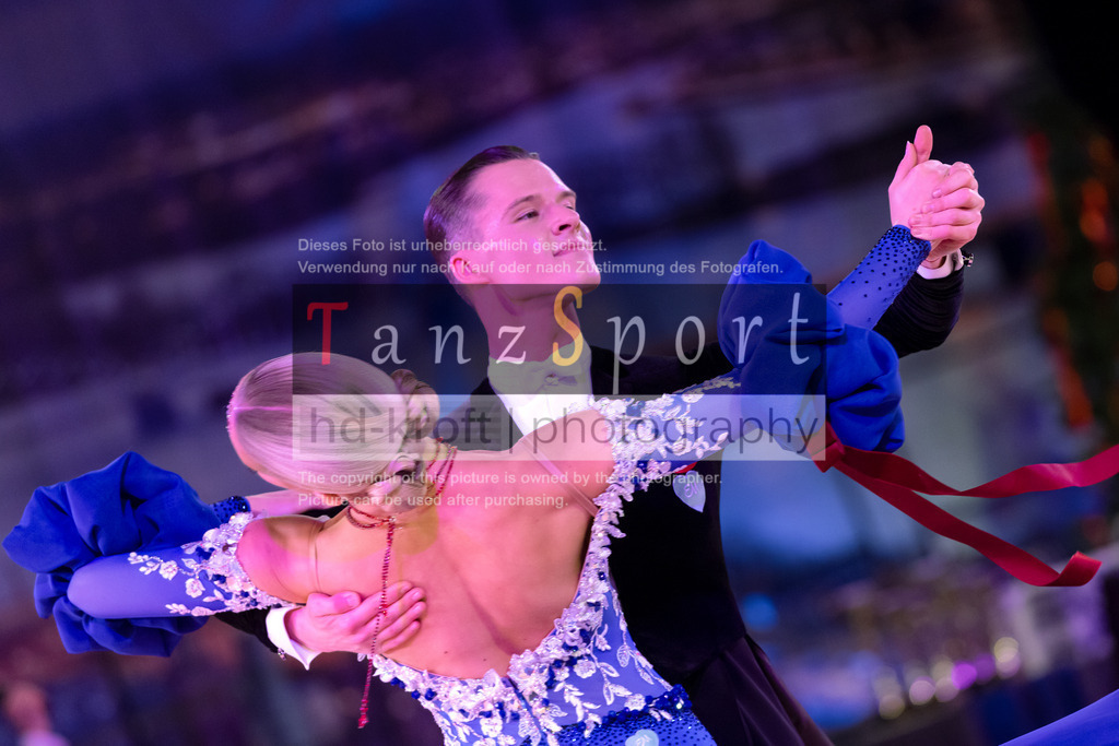 20241215_WDSF_Int_Open_Std-Riga-9845 | Tanzsportbilder, Standardtanz, Lateintanz, WDSF, DTV, LTVB, dancecomp, goc, hessen tanzt, blaues band der spree, walzer, tango, wiener walzer, slowfox, quickstepp, samba, rumba, cha-cha-cha, paso doble. jive, hd-kroft photography, turniertanzsport