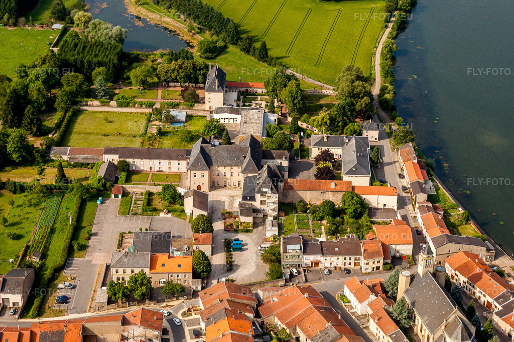 Vue aérienne: Parc du château situé sur les rives de la Moselle à Rettel dans le département Moselle, France. Photo: IMG_29420.jpg prise le 26/06/2010 par Werner Riehm/FLY-FOTO.eu – Résolution de l'original: 4142 x 2761 px