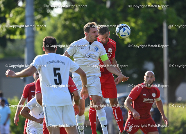 Relegation zur Verbandsliga 1. Runde: Young Boys Reutlingen vs. TSV Oberensingen  | Relegation zur Verbandsliga 1. Runde: Young Boys Reutlingen vs. TSV Oberensingen , 15.06.2022 - Matthias Kunst (YB, 2.v.l.) trifft per Kopfball zum 1:1