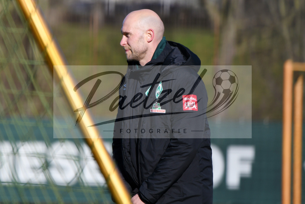 20200205_TRASVW_0062 | Fußball, Herren: Torwart-Trainer Christian Vander (SV Werder Bremen)&nbsp; schaut waehrend der Trainingseinheit des SV Werder Bremen im Wohninvest Weserstadion am 05.02.2020 in Bremen, Deutschland. - Realisiert mit Pictrs.com