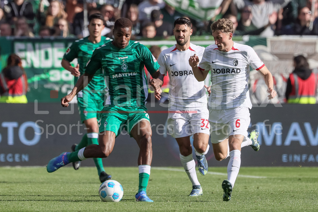 Fussball, Bundesliga, SV Werder Bremen - SC Freiburg | v.li.: Skelly Alvero (SV Werder Bremen, 28) und Patrick Osterhage (SC Freiburg, 6) im Zweikampf, Duell, Dynamik, Aktion, Action, Spielszene, DIE DFL-RICHTLINIEN UNTERSAGEN JEGLICHE NUTZUNG VON FOTOS ALS SEQUENZBILDER UND/ODER VIDEOÄHNLICHE FOTOSTRECKEN. DFL REGULATIONS PROHIBIT ANY USE OF PHOTOGRAPHS AS IMAGE SEQUENCES AND/OR QUASI-VIDEO.