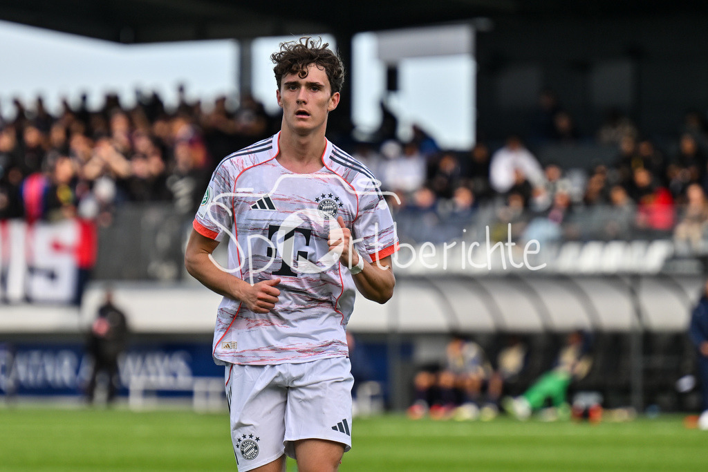 Paris Saint Germain U19 - FC Bayern München U19 | PARIS, FRANKREICH - 4. NOVEMBER: im Bild Maximilian MERGNER (FC Bayern München 6) Einzelfoto / Freisteller beim Ligaspiel zwischen der U19 von Paris Saint Germain und der U19 des FC Bayern München am 4. Spieltag der UEFA Youth League am PSG Campus am 04.11.2025