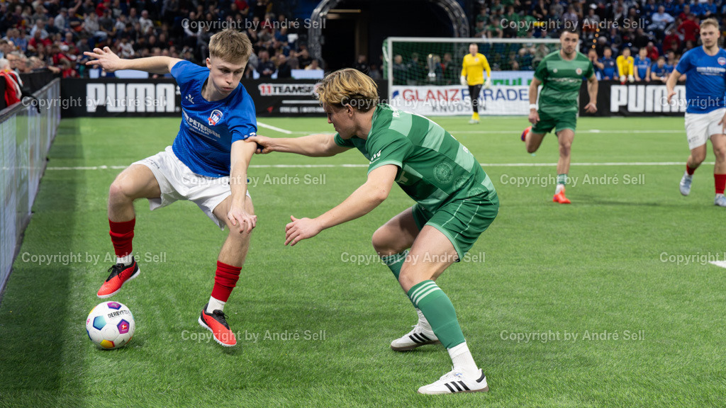 SHFV Lotto Masters 2024 | 20240113_7576, 13.01.2024, SHFV Lotto Masters 2024, Gruppe B, TSB Flensburg (blau) vs. PSV Neumünster (grün), William Baxter (TSB #25) / Mats Melahn (PSV #6) - Realisiert mit Pictrs.com