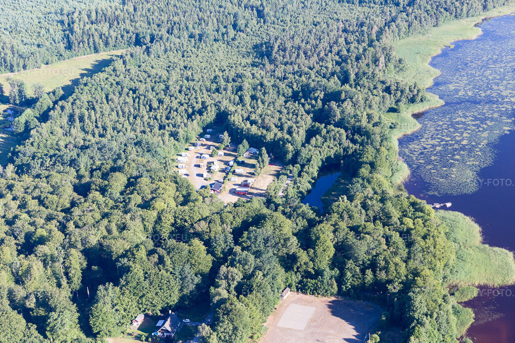 Vue aérienne: Vue de la ville à Torne dans le département Kronoberg, Suède. Photo: IMG_108152.jpg prise le 28/06/2018 par Werner Riehm/FLY-FOTO.euRésolution de l'original: 5472 x 3648 px