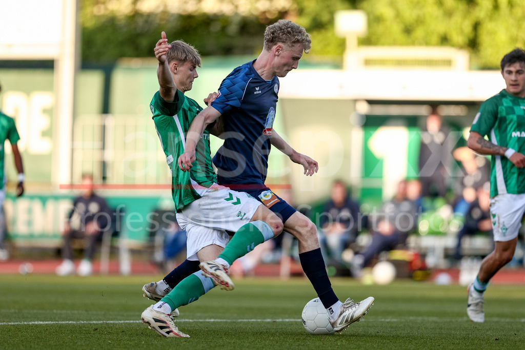 Fussball, Regionalliga Nord, SV Werder Bremen II - SSV Jeddeloh | v.li.: Paul Bellmann (SV Werder Bremen II, 22) und Simon Brinkmann (SSV Jeddeloh II, 9) im Zweikampf, Duell, Dynamik, Aktion, Action, Spielszene