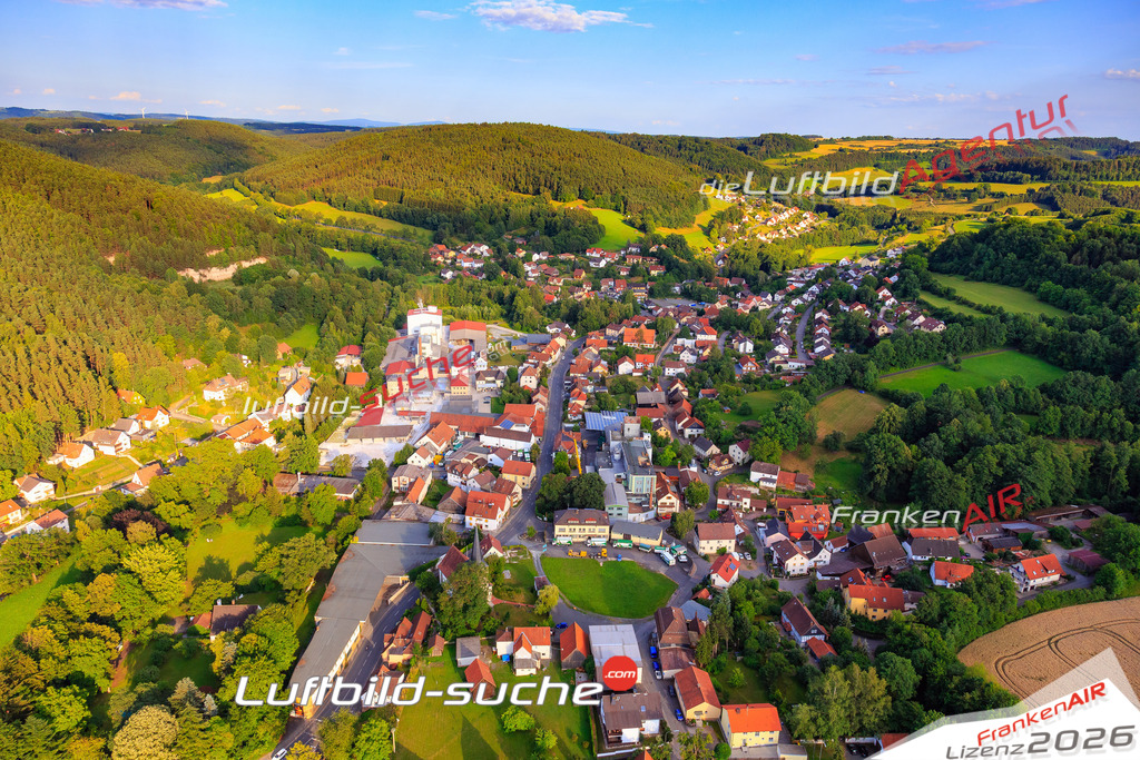 Die Luftaufnahme der Stadt Weissenbrunn wurde vom UL-Flugzeug heraus erstellt ( keine Drohne )- hohe Auflösung für beste Qualität