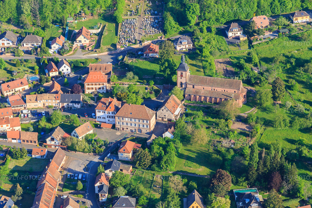 Vue aérienne: Hôtel de ville et abbaye de Saint-Jean-Baptiste Saint-Jean-Saverne à Saint-Jean-Saverne dans le département Bas Rhin, France – .Photo: IMG_146002.jpg prise le 01/05/2025 par Werner Riehm/FLY-FOTO.eu – Résolution de l'original: 5472 x 3648 px – Commune de Saint-Jean-Saverne