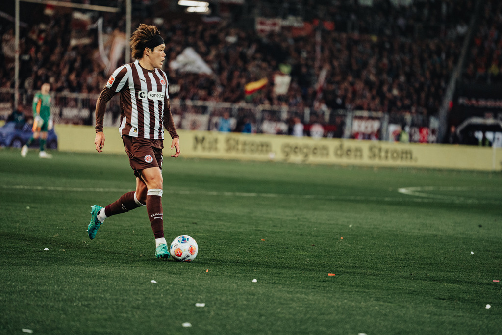 FCS02062 | Der offizielle Shop für FC St. Pauli Fotos. Wähle aus Spielszenen & Fanmomenten dein FCSP Wunschformat. Wir liefern Millerntor-Atmosphäre.