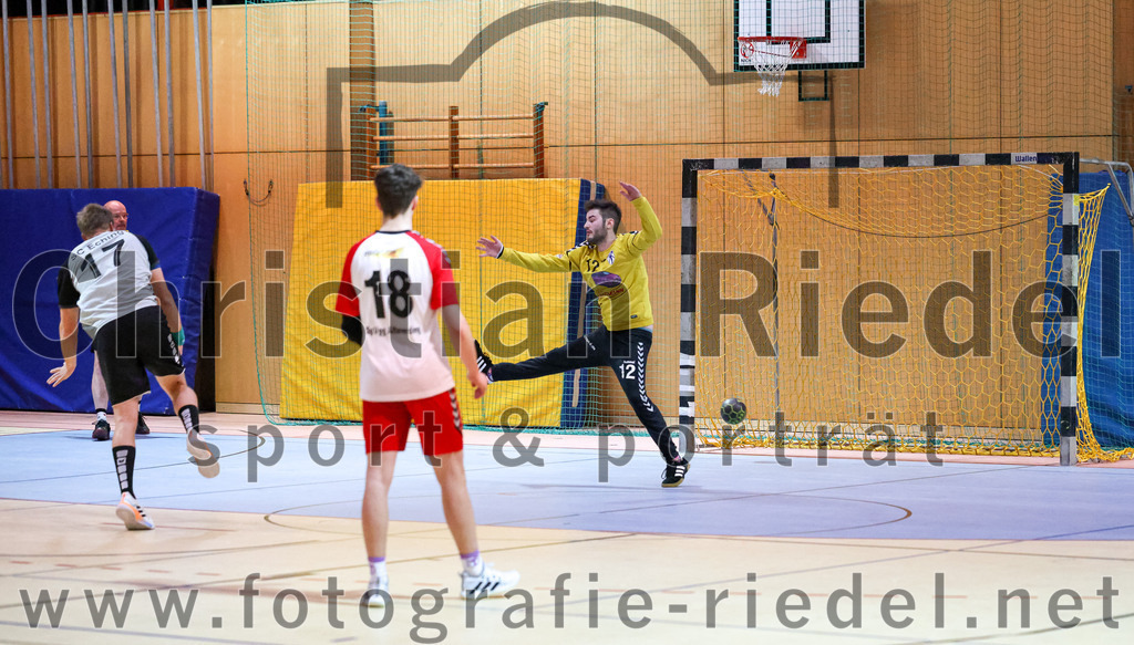 2023-01-21_081_SpVgg_Altenerding_gegen_SC_Eching | Erding, Deutschland, 21.01.2023:
Handball, Bezirksoberliga Männer 2022 / 2023, 12. Spieltag, SpVgg Altenerding gegen SC Eching, Endergebnis: 29:34

Thomas Landsmann (SC Eching, #17), Tim Steininger (SpVgg Altenerding, #18), Torwart Otto Donaubauer (SpVgg Altenerding, #12)

Foto: Christian Riedel / fotografie-riedel.net