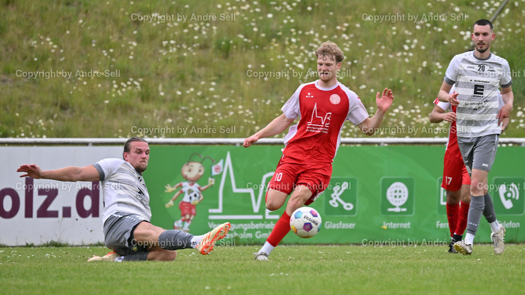 TSV Bordesholm vs Preetzer TSV | Rune Möller (Bordesholm #10) wird von Felix Ziebell (Preetz #31 links) gestoppt, Max-Matthis Wichelmann (Preetz #20 rechts) / Fußball-Landesliga Holstein Männer 2024/2025 / TSV Bordesholm vs Preetzer TSV / Sportanlage Platz A / Bordesholm / 31.05.25 - Realisiert mit Pictrs.com