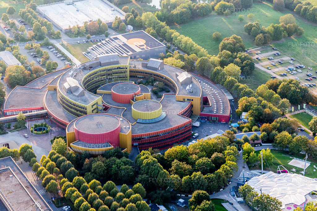 Luftbild: Gebäudekomplex mit Satellitenspiegeln am Funkhauses des Senders Zweites Deutsches Fernsehen im Ortsteil Lerchenberg in Mainz im Bundesland Rheinland-Pfalz in Deutschland. Foto: IMG_094688.jpg vom 21.09.2016 durch Werner Riehm/FLY-FOTO.de
