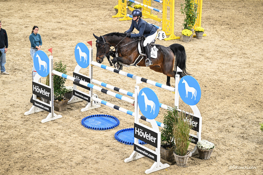 311025-14-110 | Foto Mhisen Pferdefotografie#, Reitturnier Frankfurt#  #Dressur und Springen
#Profi Pferdefotograf Reitturnier Fotograf 
#Sport Horses Photographer 
#equestrain photographer - Realisiert mit Pictrs.com