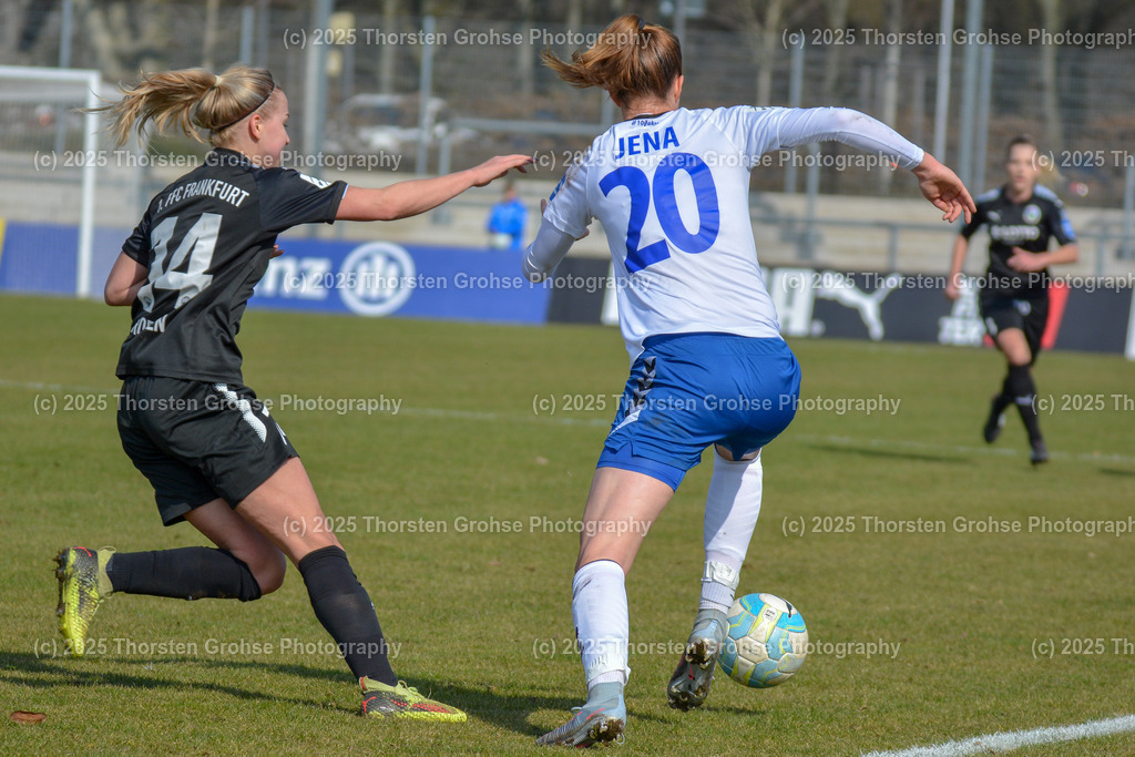 Fussball-BL Frauen 1. FFC Frankfurt vs. FF USV Jena | Groenen Jackie #14 (1.FFC Frankfurt), Lara Schmidt #20 (FF USV Jena); Fussball-BL Frauen 1. FFC Frankfurt vs. FF USV Jena, Fussball-Bundesliga Frauen am 25.03.2018 im Stadion am Brentanobad in Frankfurt/Main, (Deutschland) - Realisiert mit Pictrs.com