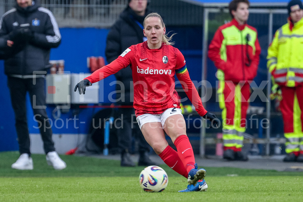 Fussball, Google Pixel Frauen-Bundesliga, Hamburger SV - SC Freiburg | Lisa Karl (SC Freiburg, 2) am Ball, Einzelbild, Ganzkörper, Aktion, Action, Spielszene, DIE DFB-RICHTLINIEN UNTERSAGEN JEGLICHE NUTZUNG VON FOTOS ALS SEQUENZBILDER UND/ODER VIDEOÄHNLICHE FOTOSTRECKEN. DFB REGULATIONS PROHIBIT ANY USE OF PHOTOGRAPHS AS IMAGE SEQUENCES AND/OR QUASI-VIDEO.