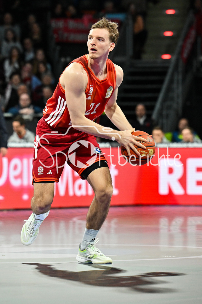 FC Bayern München - Skyliners Frankfurt | MUNICH, GERMANY - 17. FEBRUARY: am Ball Justus HOLLATZ (FC Bayern Basketball 21) / Einzelfoto / Freisteller während dem Spiel zwischen dem FC Bayern München und den Skyliners Frankfurt am 21. Spieltag der easyCredit BBL im BMW Park