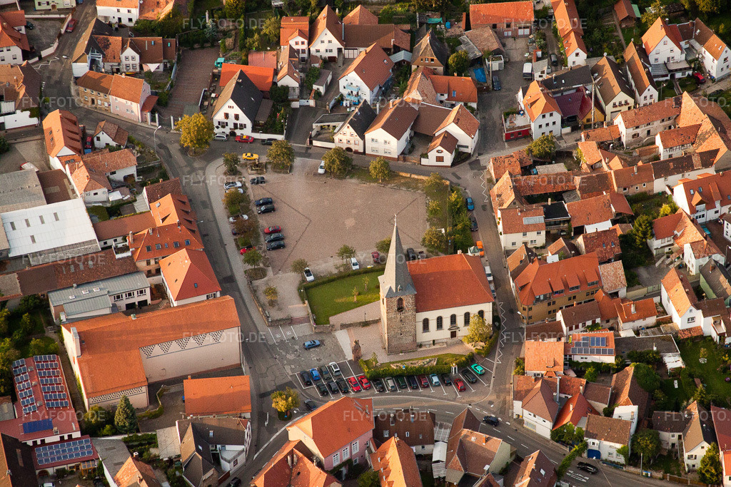 Luftbild: Kirchengebäude in Godramstein im Ortsteil Godramstein in Landau im Bundesland Rheinland-Pfalz in Deutschland. Foto: IMG_32988.jpg vom 03.09.2010 durch Werner Riehm/FLY-FOTO.de