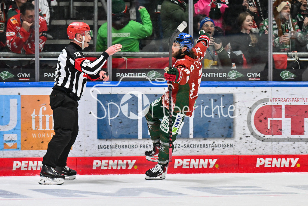Augsburger Panther - Nürnberg Ice Tigers | AUGSBURG, GERMANY - 23. DECEMBER: Jubel der Panther nach dem Treffer zum 1-2 durch Anthony LOUIS (Augsburger Panther 18) / Tor / Torschuetze / Freude / Happy während dem Match zwischen den Augsburger Panthern und den Nürnberg Ice Tigers am 31. Spieltag der Penny DEL im Curt Frenzel Stadion