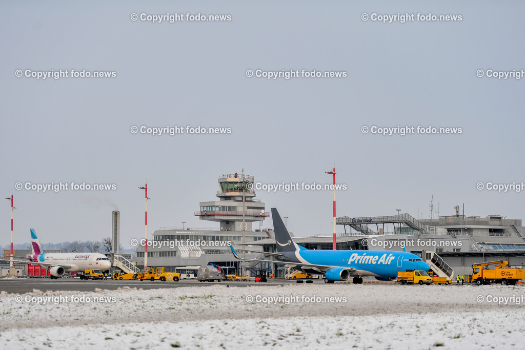 Flughafen Linz_ Linz Airport_ Linz-Hoersching_ 19.12.2022-15 | 19.12.2022, Linz Hoersching, AUT, Flughafen Linz, Linz Airport, im Bild Eurowings Flieger, Flugzeug, beladen einer Transportmaschine