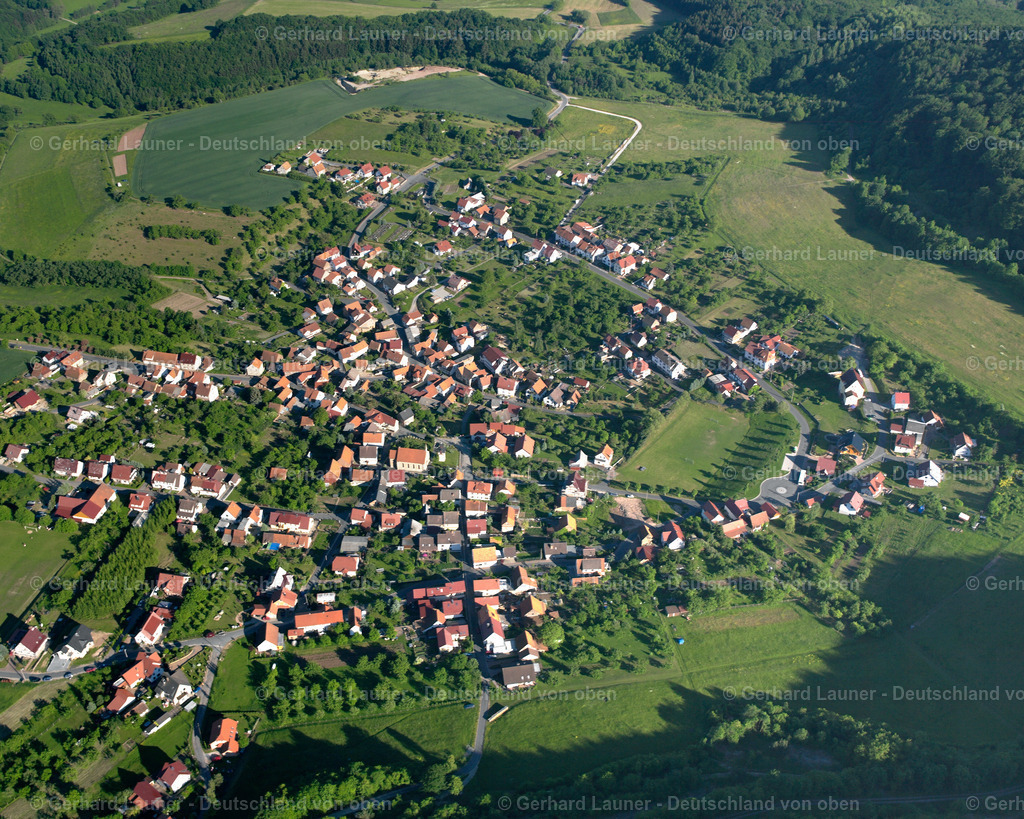2634676 | KELLA 09.06.2006 Wald- Gebiete und Forstflächen umsäumen das Siedlungsgebiet des Dorfes in Kella im Bundesland Thüringen, Deutschland // Village - view on the edge of forested areas in Kella in the state Thuringia, Germany Foto: Gerhard Launer