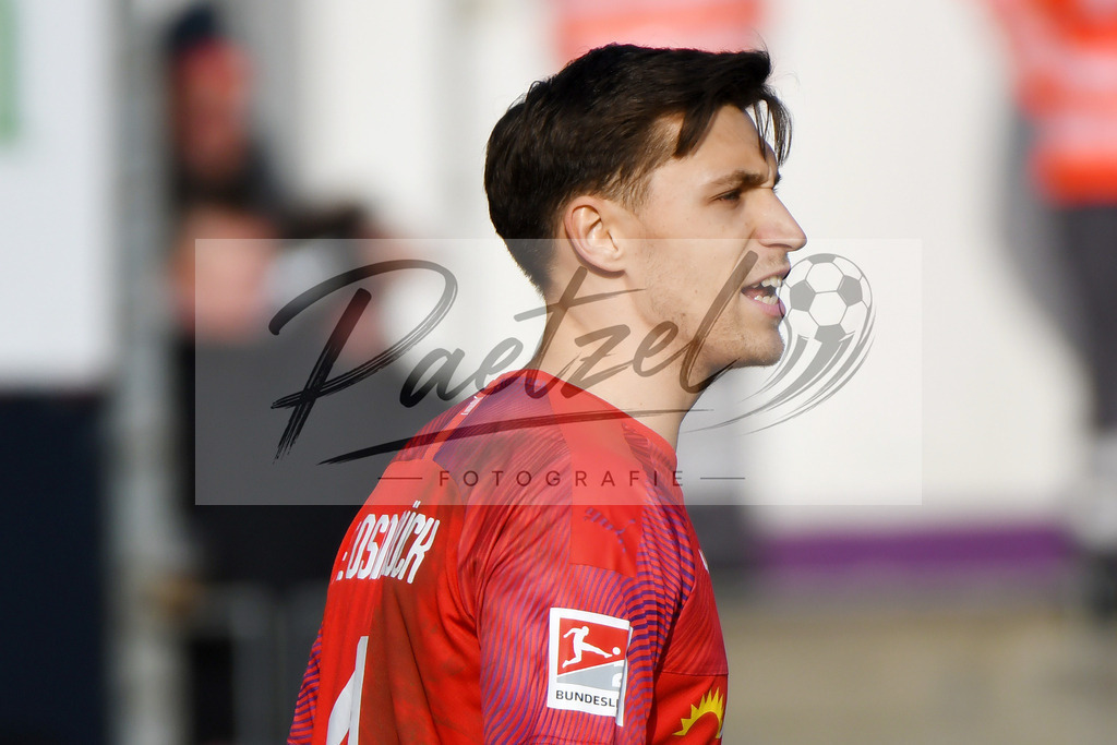 20200208_OSNFCN_0086 | Fußball, Herren: Torhueter Nils Koerber (VfL Osnabrueck) schaut waehrend des Spiels der 2. Bundesliga zwischen VfL Osnabrueck und 1. FC Nuernberg im Stadion an der Bremer Bruecke am 08.02.2020 in Osnabrueck, Deutschland.DFB / DFL REGULATIONS PROHIBIT ANY USE OF PHOTOGRAPHS AS IMAGE SEQUENCES AND/OR QUASI-VIDEO. - Realisiert mit Pictrs.com